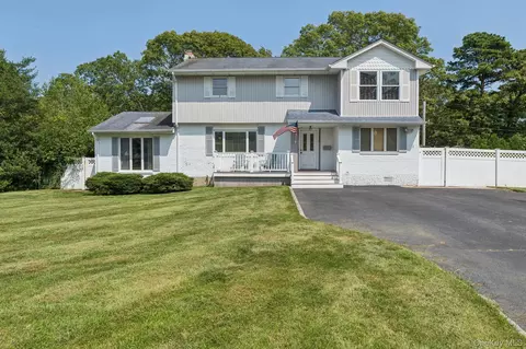 205 Fawn Ct, East Islip, NY 11730
