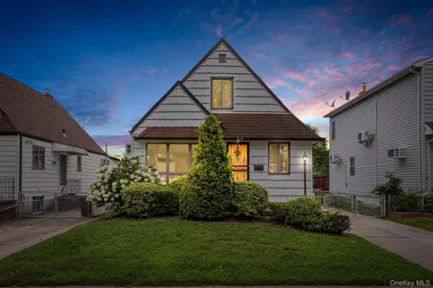 81-40 268th St, Glen Oaks, NY 11004