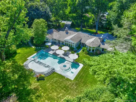 10 Woodland Dr, North Hempstead, NY 11050