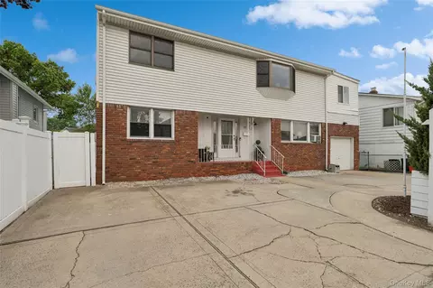 33 Newport Rd, Island Park, NY 11558