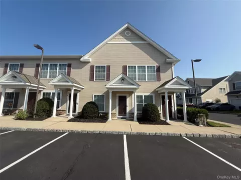 157 Wildwood Cir, Holtsville, NY 11742