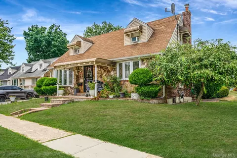 86 Clearstream Ave, Valley Stream, NY 11580