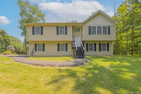 45 Donna Chrystie Ln, Walden, NY 12586