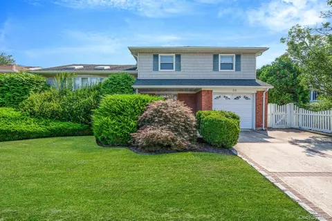 36 Kenwood Dr, Massapequa, NY 11758
