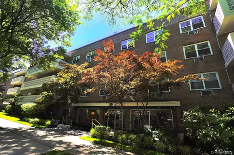 50 Hillpark Ave #2F, North Hempstead, NY 11021
