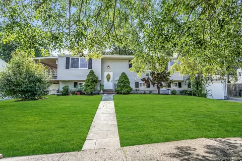 17 Phyllis Dr, East Northport, NY 11731