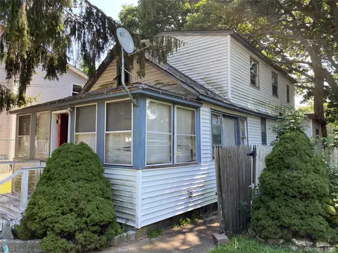 202 Commack Rd, Mastic Beach, NY 11951