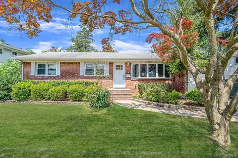 17 Mckinley Ave, Farmingdale, NY 11735
