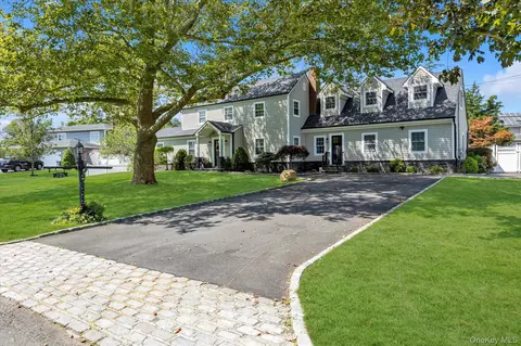 222 Bay Ave, Bayport, NY 11705