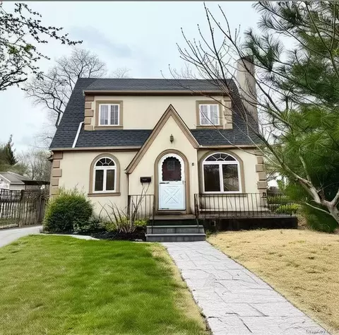 5 Garfield Pl, North Hempstead, NY 11577