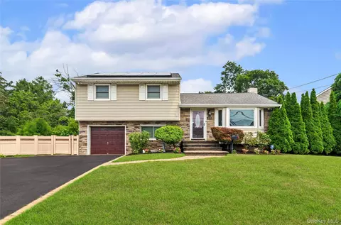 133 Wilherm Ln, West Islip, NY 11795