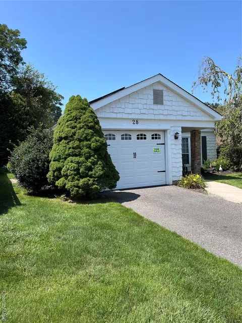 28 Kingston Dr, Ridge, NY 11961