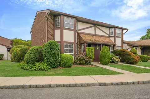 96 Quail Run Dr, Deer Park, NY 11729