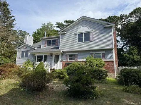 216 Glenwood Ln, Port Jefferson, NY 11777