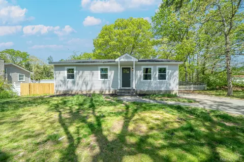 23 Wheat Path Rd W, Mount Sinai, NY 11766