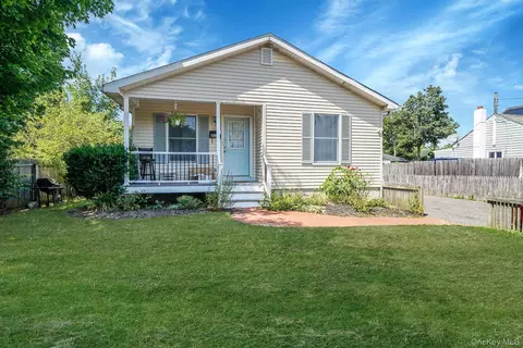 395 Linnet St, Greenport, NY 11944