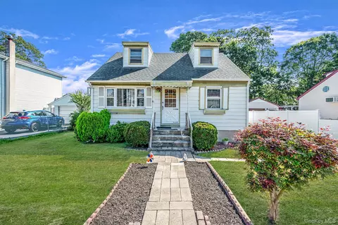 220 S Clinton Ave, Lindenhurst, NY 11757