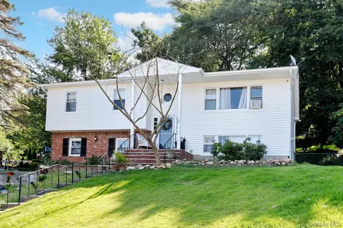 14 Rock Dr, Clarkstown, NY 10989