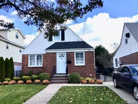 8211 260th St, Glen Oaks, NY 11004