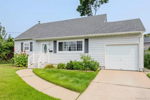 159 Columbus Ave, West Babylon, NY 11704