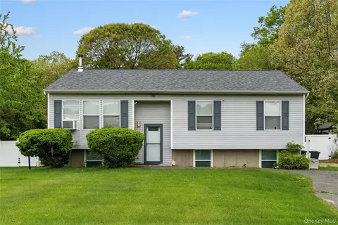 650 N Dunton Ave, Brookhaven, NY 11772