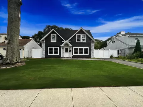 61 William St, Copiague, NY 11726
