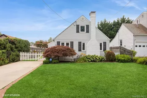 10 Stuart Ave, Babylon, NY 11702