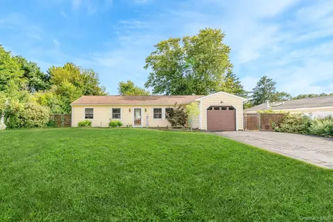 16 Malcolm St, Bellport, NY 11713