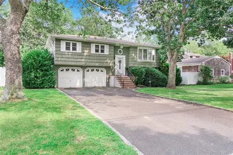 83 Bieselin Rd, Bellport, NY 11713