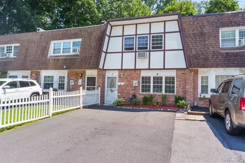 5 Roundtree Ct, Beacon, NY 12508