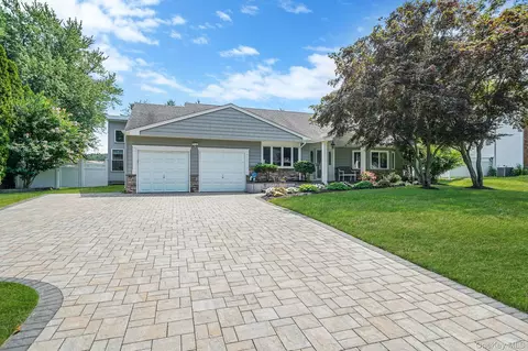68 Steven Pl, Smithtown, NY 11787