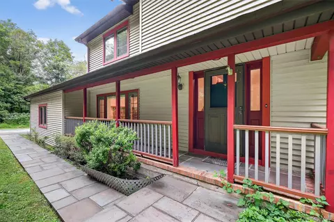 16 Flag Ln, Hamptonburgh, NY 10916