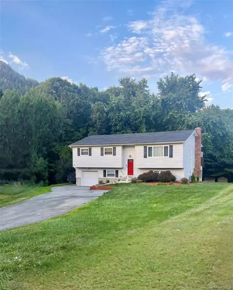 93 Rolling Meadows Rd, Wallkill, NY 10940