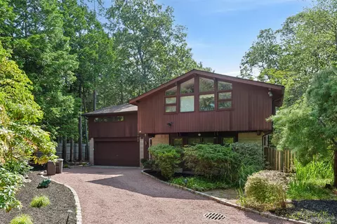 21 Hewitt Blvd, Center Moriches, NY 11934