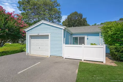 609 Bentley Ct #609, Saint James, NY 11780