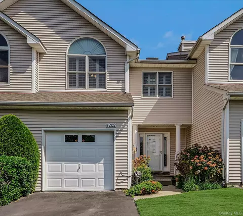 1202 Willow Pond Dr, Riverhead, NY 11901