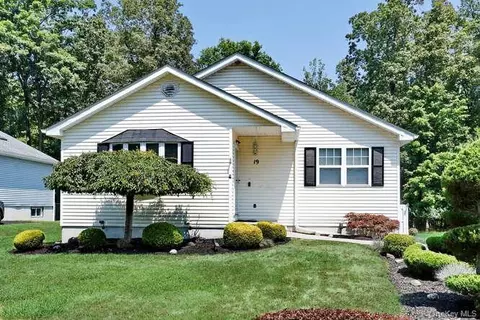 19 Pleasant Ave, Middletown, NY 10940