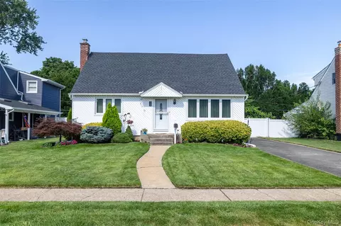 474 Kell Pl, Seaford, NY 11783