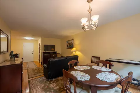 30 Pearsall Ave #3M, Glen Cove, NY 11542