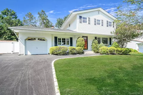 24 Sandra Dr, Hauppauge, NY 11788