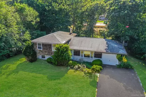 11 Easterly Rd, Hampton Bays, NY 11946