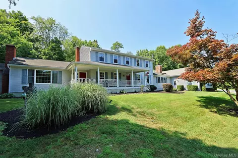 82 Thornhill Dr, Pleasant Valley, NY 12569