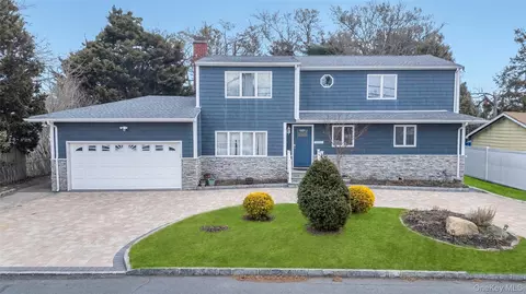 534 S Greene Ave, Lindenhurst, NY 11757
