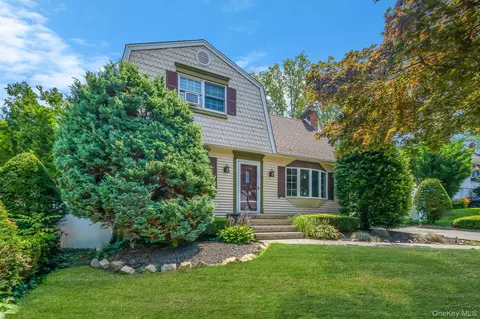 7 Woodruff Ct, Huntington, NY 11743