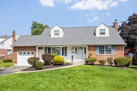 17 Grover Ln, East Northport, NY 11731