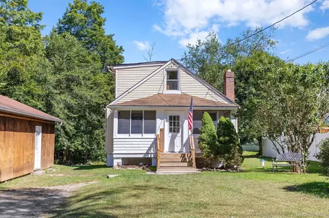 28 N Fostertown Dr, Newburgh, NY 12550