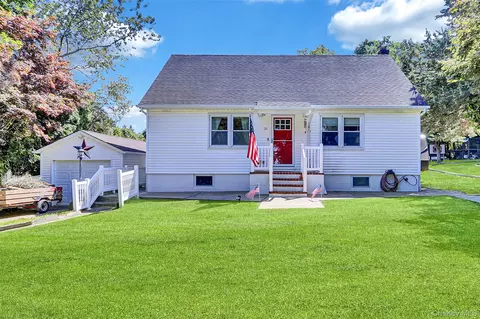 16 Hallock Ln, Rocky Point, NY 11778