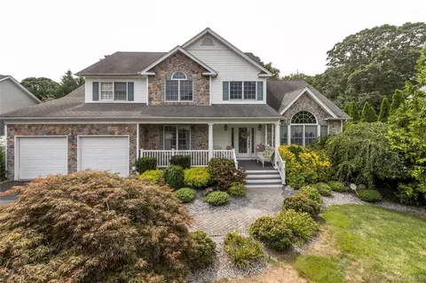 6 Rolling Wood Ct, Hauppauge, NY 11788