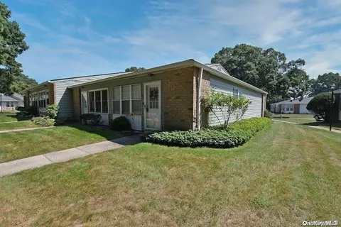 419 Weymouth Ct # F, Ridge, NY 11961