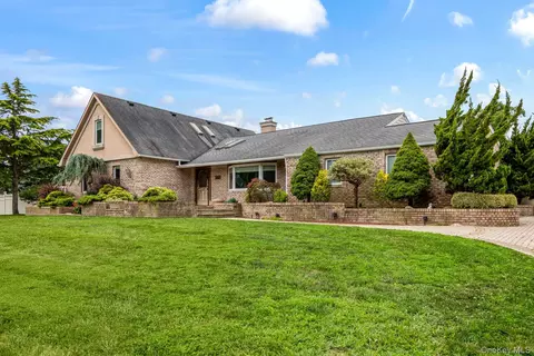 127 Church Rd, Great River, NY 11739